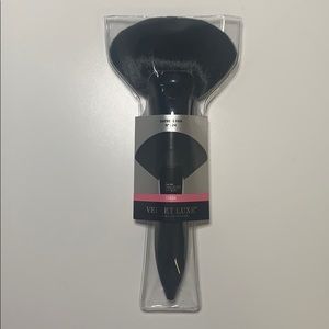It Cosmetics Velvet Luxe Brush Empress Fan No. 324